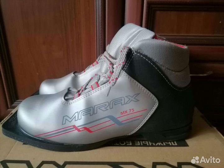 Лыжные ботинки, лыжи