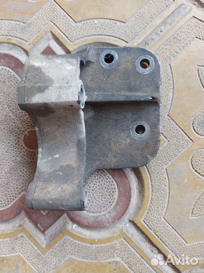 Кронштейн поддона на Mercedes W211