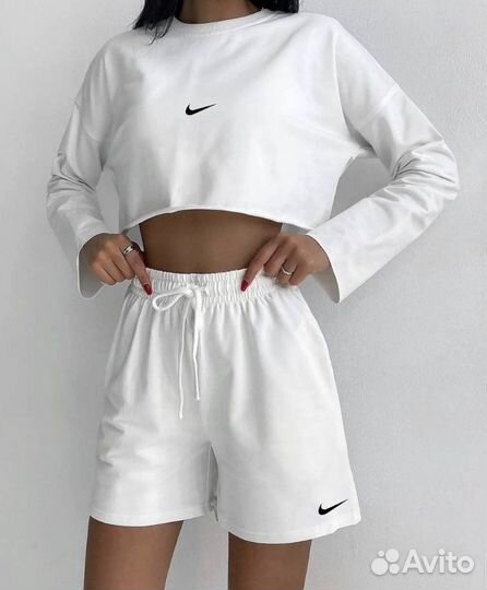 Стильный женский костюм