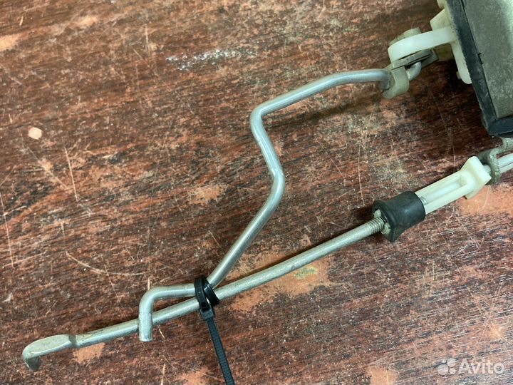 Замок передней левой двери ауди 80 б4