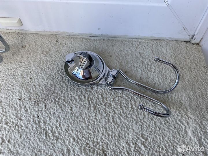 Держатель крючок двойной для ванной на присоске