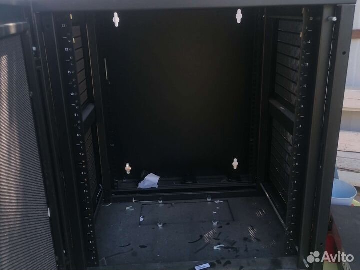 Серверный шкаф NetShelter WX