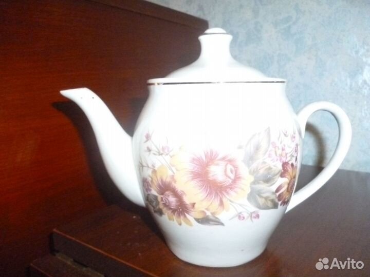 Заварочные чайники фарфоровые и чашки