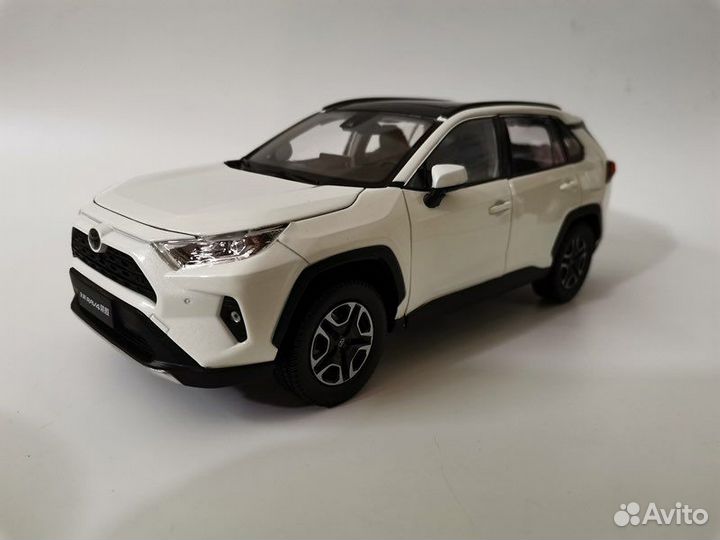 Модель Toyota RAV 4 в масштабе 1/18