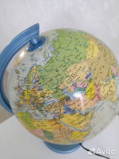 Глобус Земли физико-политический