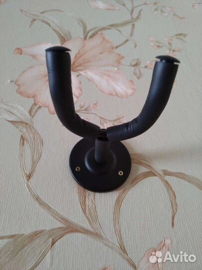 Настенный держатель для гитары