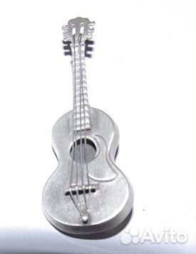 Акустическая гитара. Брошь (значок). 1950-е