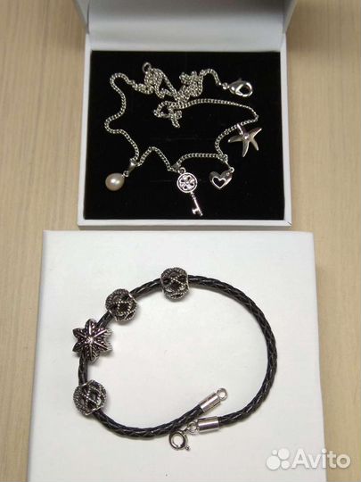 Кожаный браслет с шармиками