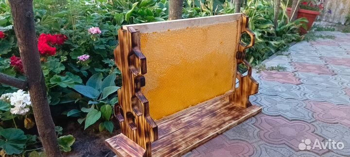 Подставка под рамку с медом