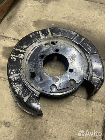 Опорный щит задний левый Mitsubishi Pajero 4