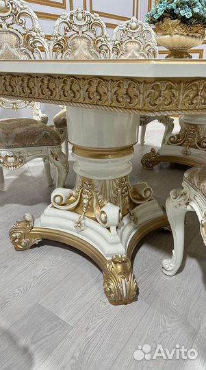 Стол и стулья в гостиную. В наличии