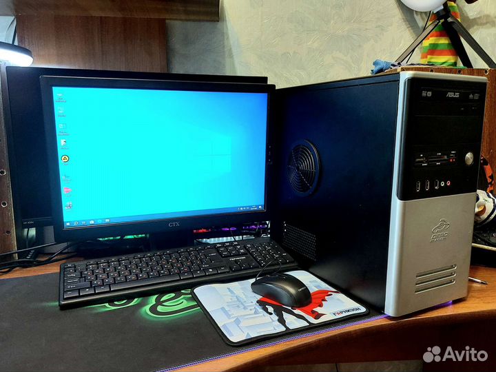 Компьютер с монитором и клавиатурой