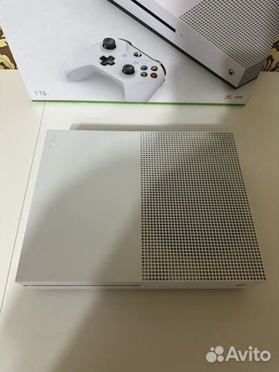 Xbox One S 1tb + 2 геймпада