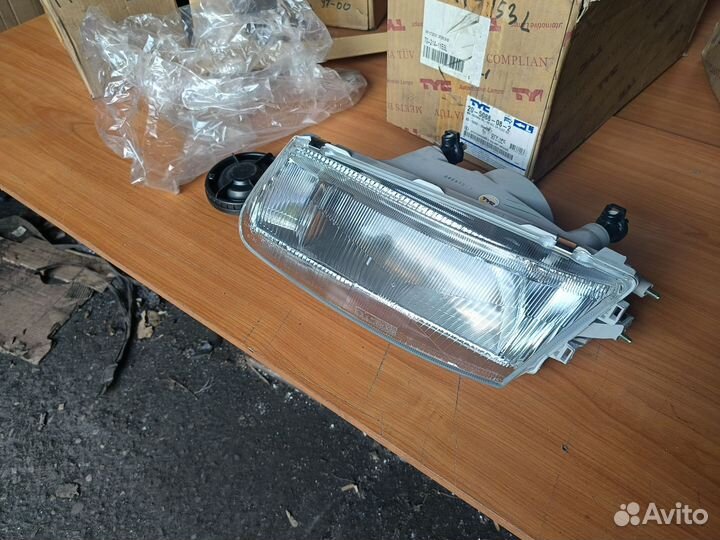 Фара Mitsubishi Carisma левая