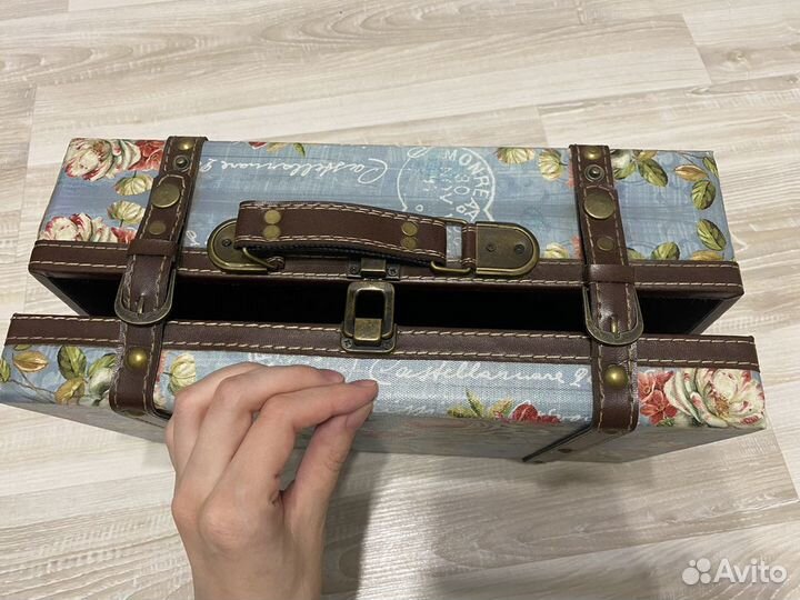 Интерьерный чемодан в винтажном стиле