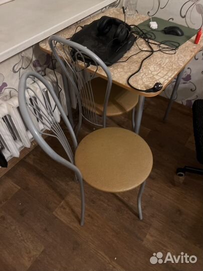 Продам стол с двумя стульями