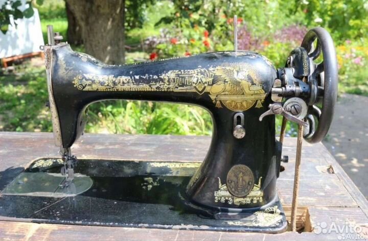 Антикварная швейная машинка на деревянной станине