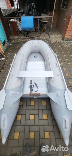 Лодка с мотром