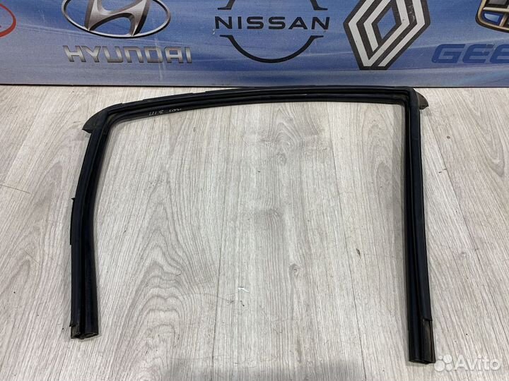 Уплотнитель зад проема стекла двери Nissan note E1