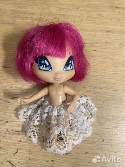 Кукла с малиновыми волосами