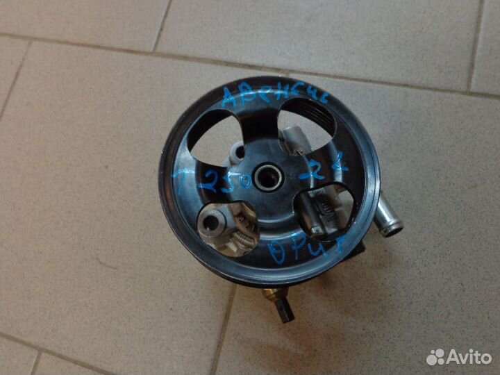 Avensis T250 2 литра Насос гидроусилителя б/у