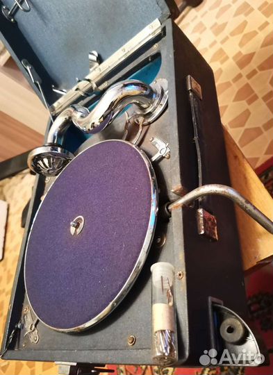 Старинный патефон