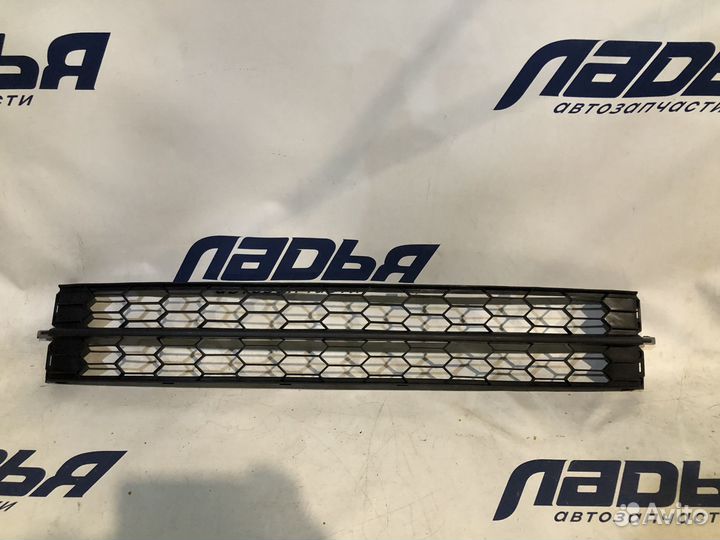 Решетка бампера skoda rapid 12-17