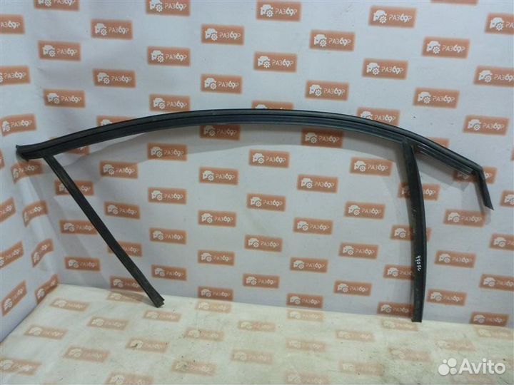Уплотнительная резинка стекла передняя левая Ford