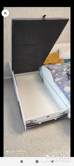 Кровать-машина с подъемным механизмом