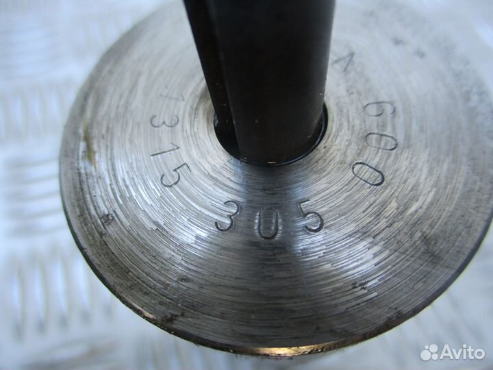 Ось промежуточной шестерни передачи заднего хода Z