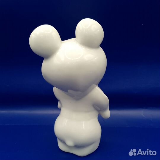 Фарфоровая статуэтка 