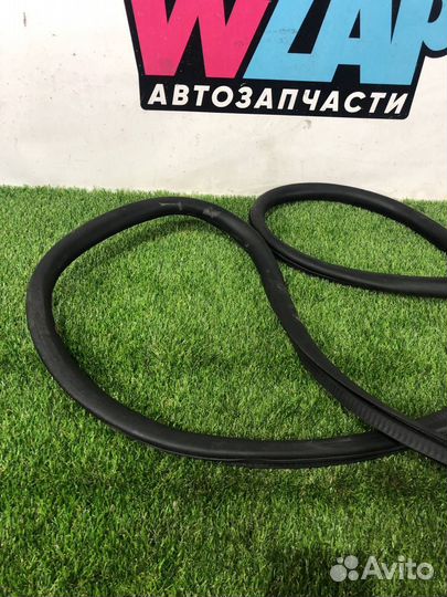 Уплотнитель дверного проема передний левый Ford