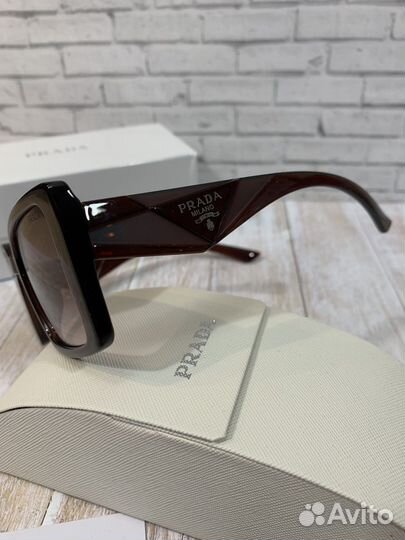 Солнцезащитные очки Prada