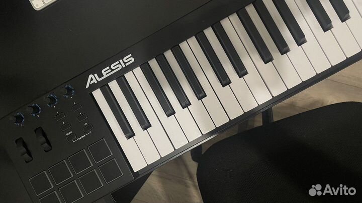 Клавиши Alesis V49