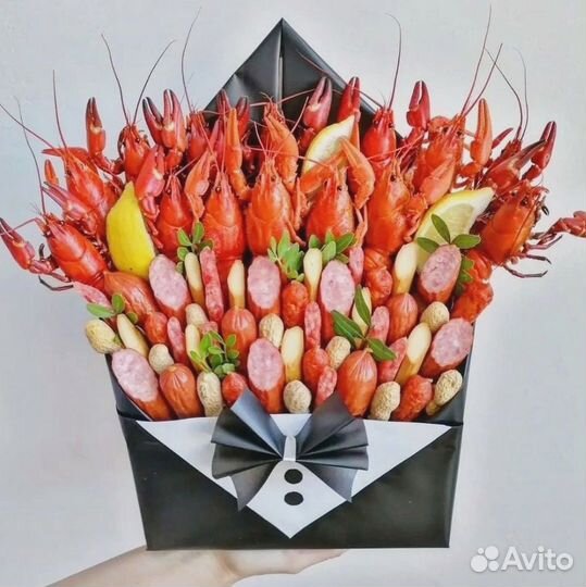 Съедобные букеты для мужчин с раками, колбасой