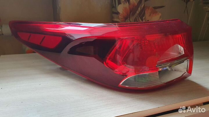 Задний левый фонарь