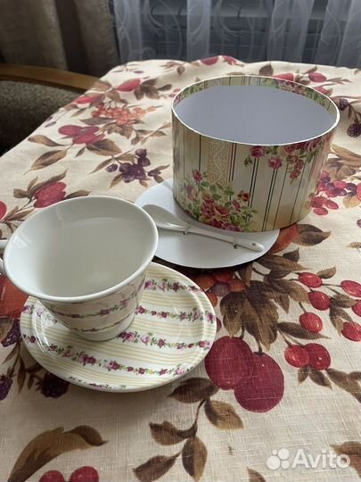 Чашка с блюдцем и ложкой