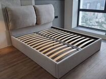 Кровать двухспальная с подушками на изголовье