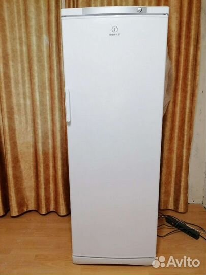 Огромная морозильная камера