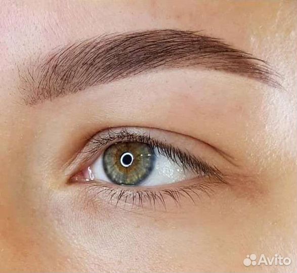 Модель на брови