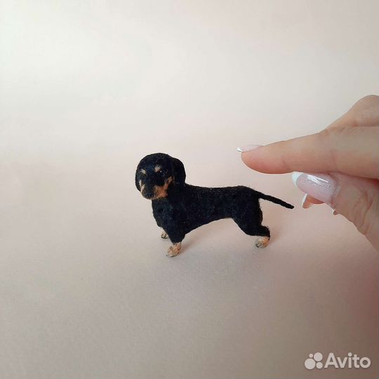 Миниатюрная игрушечная собачка такса