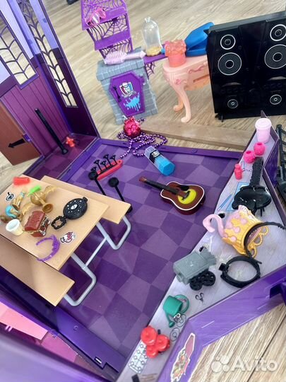 Дом для кукол Monster high и аксессуары