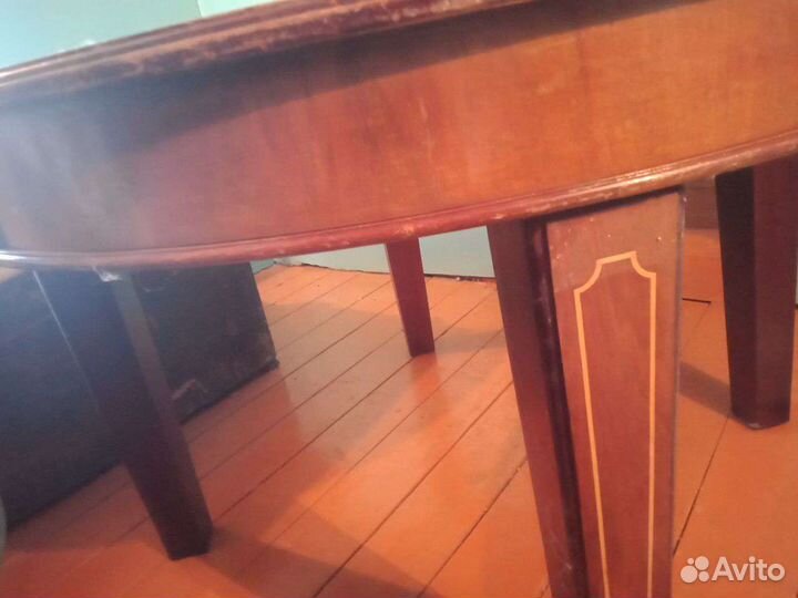 Сервант и обеденный стол