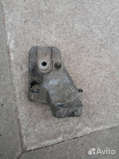 Volvo XC90 передний кронштейн двс