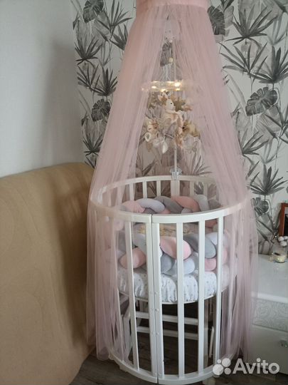 Детская кроватка с маятником