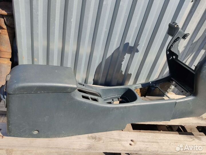 Консоль-подлокотник(борода) ниссан