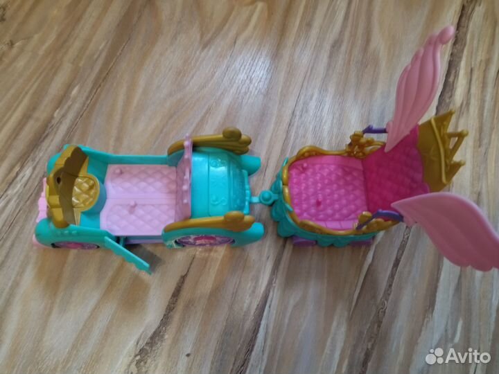 Замок и праздничный автомобиль.MY little pony