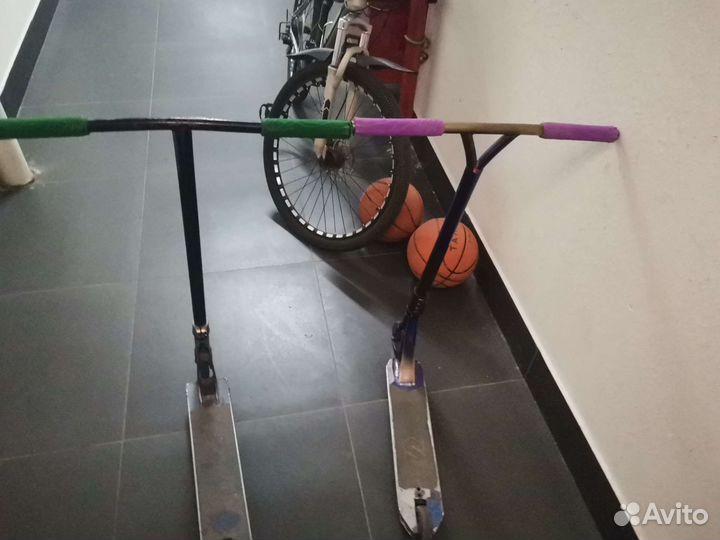 Продам самокат С зелеными грипсами