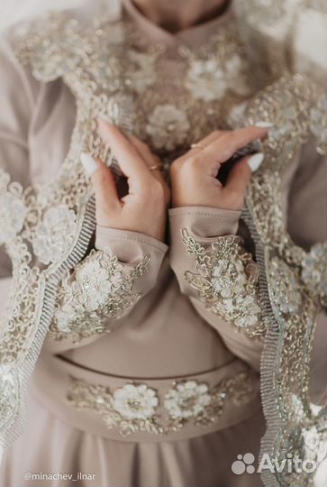 Платье на никах