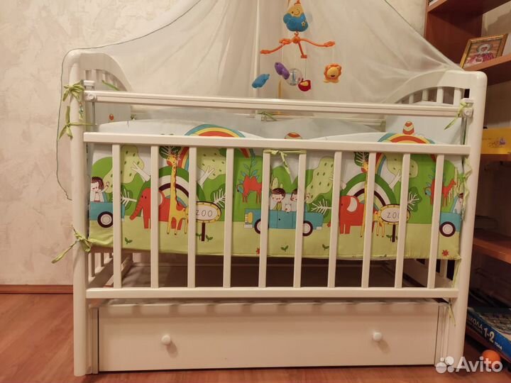 Детская кроватка белая